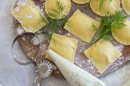 Gefüllte Nudeln mit Ricotta und Dill in buttriger Soße mit Karottenstreifen